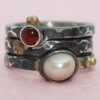 Parel en carneool in gezwart zilver en goud.