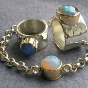 ring en armband van oud goud en zilver edelstenen met as