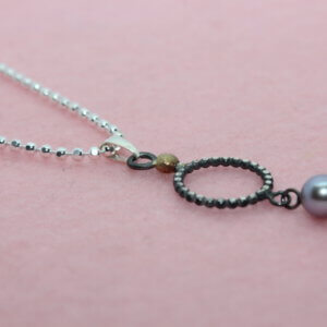 Grijze parel in zilver met gouden accent