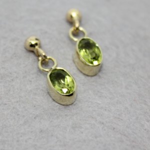 gouden oorstekers met het goud van oma en ovalen peridots