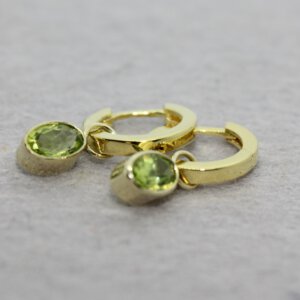 gouden creolen met ovalen peridots in gouden zetting