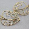 Monstera blad oorhangers in 14 ct goud - Afbeelding 3