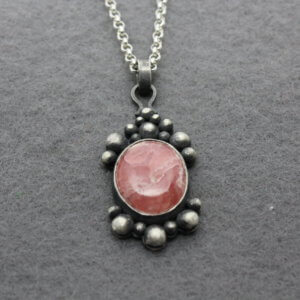 Rhodochrosite in gezwart zilver