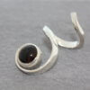 Zware zilveren smeedring met onyx