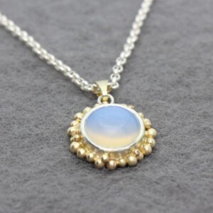 hanger van opaliet in zilver met details van omgesmolten oud goud