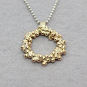 zilveren collier met hanger van omgesmolten oud goud