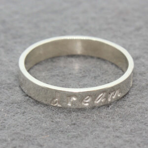 zilveren ring met slagletter tekst