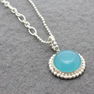 zilveren collier met chalcedoon in bolletjes zetting