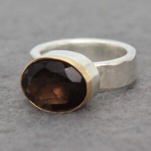 robuuste zilveren ring met facet geslepen rookkwarts in gouden zetting