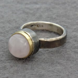 ring in geoxideerd zilver met rozenkwarts in goud gezet