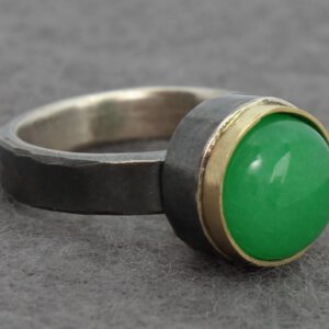 ring in geoxideerd zilver met aventurijn in goud gezet