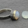 geoxideerd zilveren ring met opaliet of chalcedoon gezet in goud