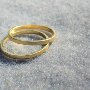 omgesmolten trouwring van echtgenoot tot twee ringen die haar trouwring kunnen omarmen