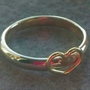 witgouden ring van gerecycled oud goud met geelgouden hart