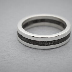 zilveren ring met de as van een dierbare