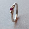 Zilveren ring met hot pink synthetische robijn