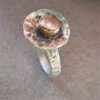Gehamerde zilveren ring met een rozenkwarts in roségouden zetting