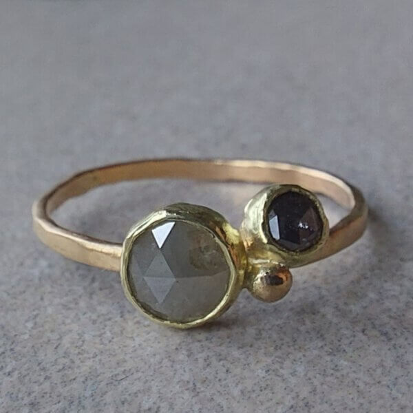 Gouden ring met grijze en zwarte roosgeslepen diamant