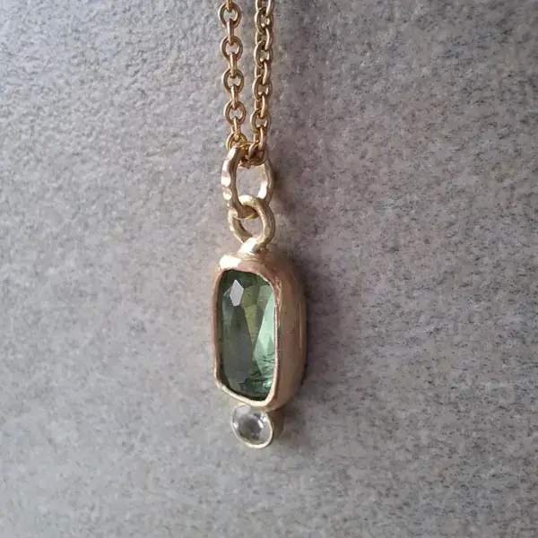 Gouden hanger met groene- en witte toermalijn