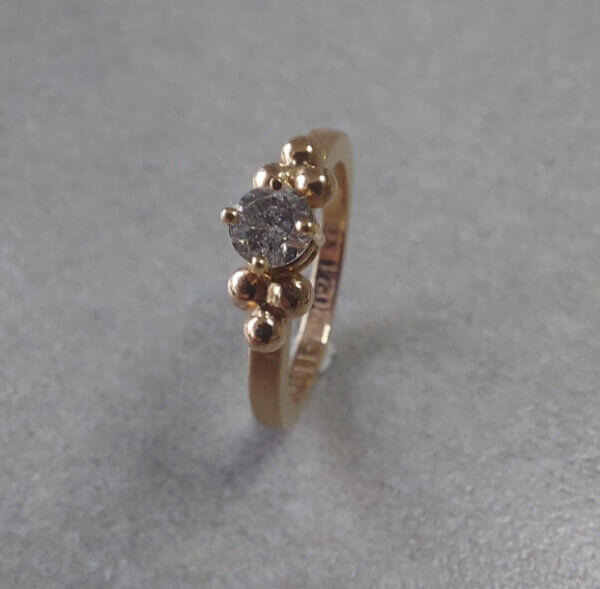 Rosé gouden ring met salt&pepper diamant
