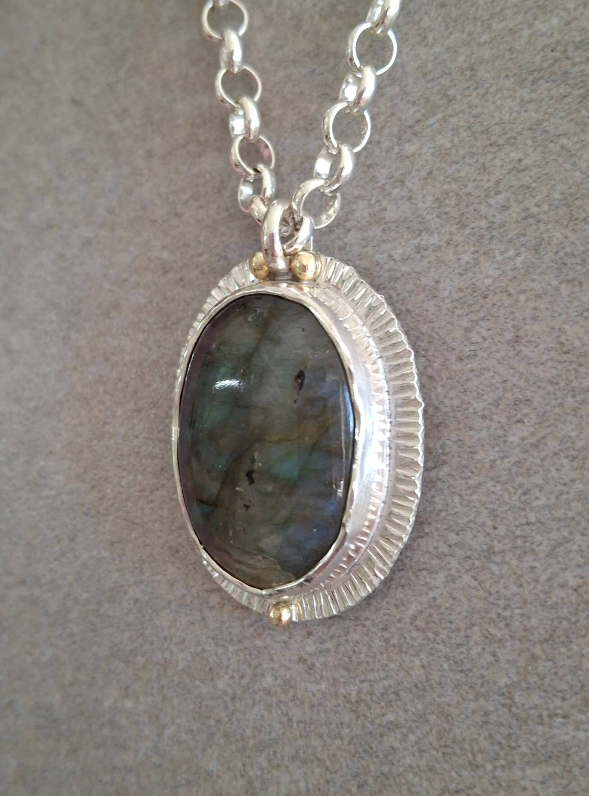 Zilveren hanger met labradoriet en gouden accenten - Afbeelding 3