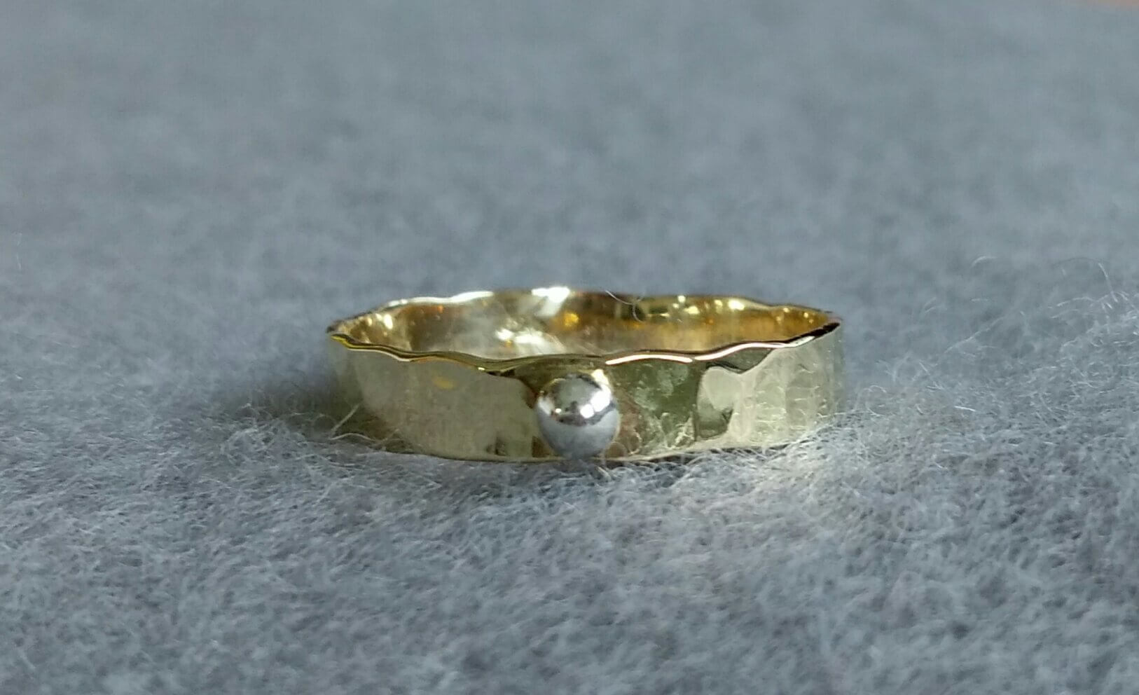 Maken Portaal Historicus Geelgouden gehamerde ring met zilveren 'parel' - Juwls by Lilian van der  Schaaf