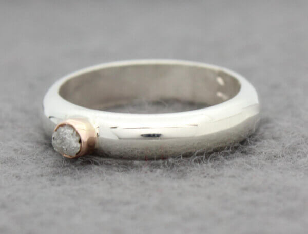 zilveren ring met ruwe diamant in rood goud gevat