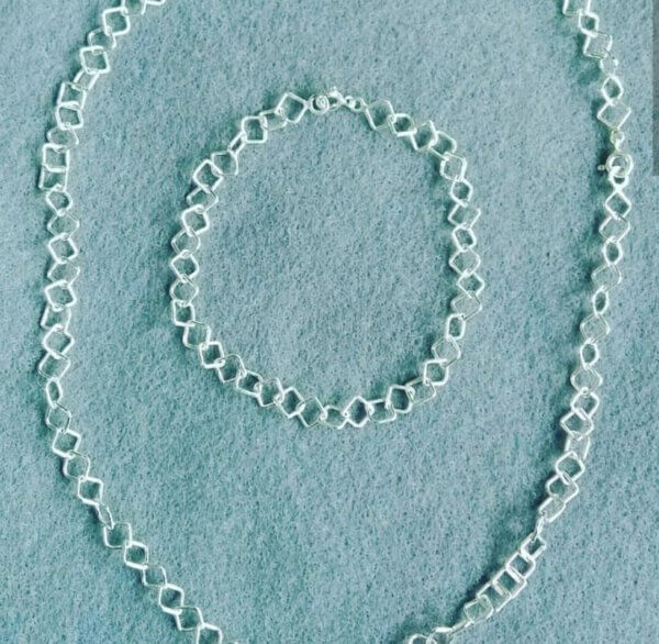 zilveren collier en armband met vierkante schakel bijpassende set