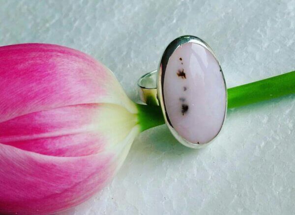 zilveren ring met roze opaal