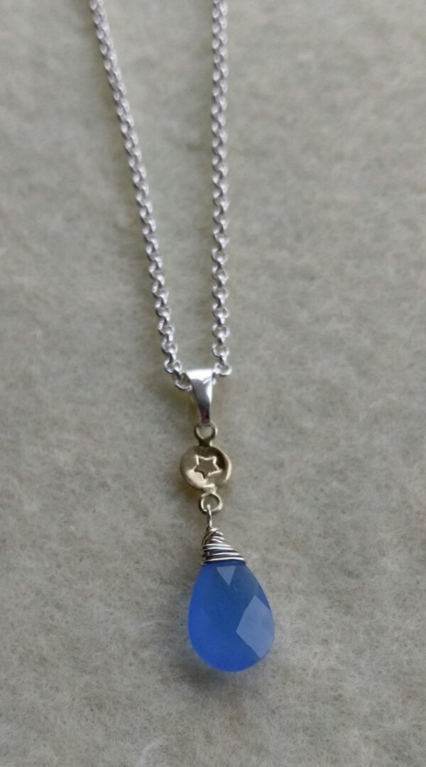 zilveren collier met gouden details en blauwe chalcedoon in facet geslepen peer