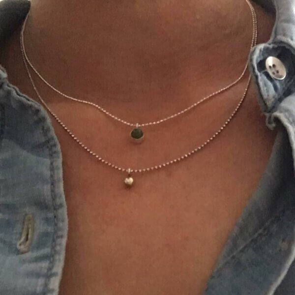 collier met gouden balletje van de verlovingsring van onze supertante, collier met geboortesteen van dochter in zilver nefriet jade