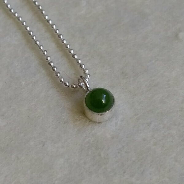 zilveren balletjes collier met nefriet jade in zilver gezet