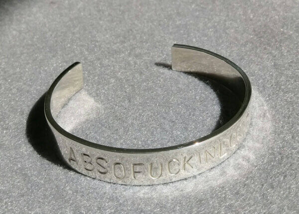 robuuste zilveren armband met slagletter tekst naar keus