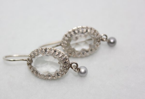 oorhangers van zilver met bergkristal en grijze parel