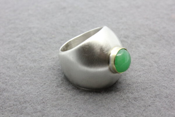 zilveren mantelring met groene aventurijn in goud gezet