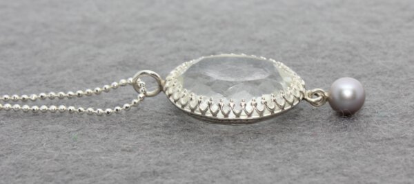 collier met bergkristal en een grijze parel