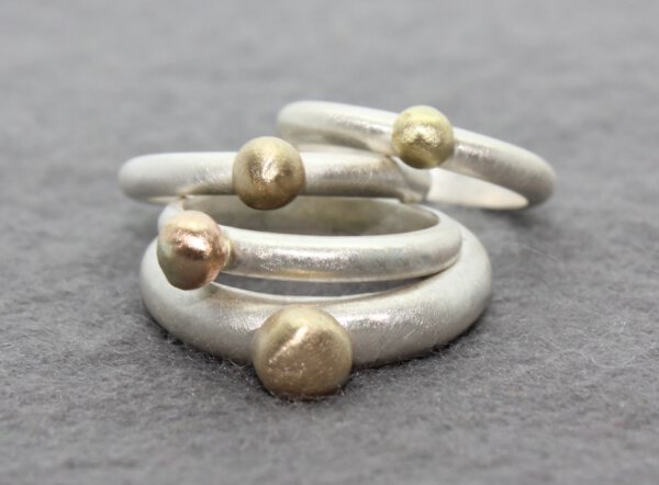 robuuste zilveren gematteerde ringen met gouden blob van omgesmolten familiegoud