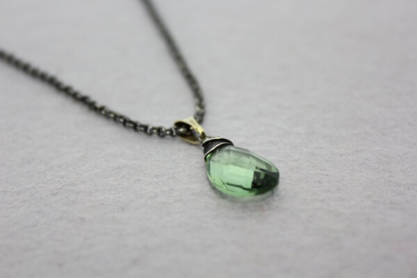 geoxideerd zilveren collier met hanger van groene amethist met gouden details