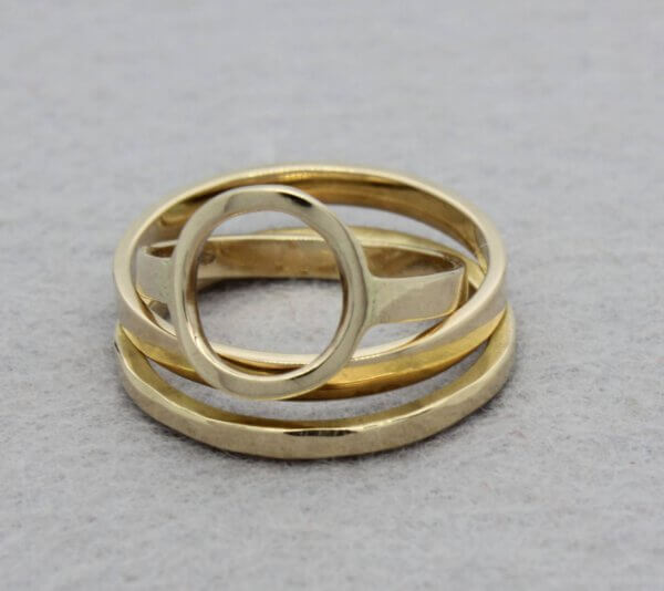 stapel ringen van oud goud