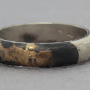 robuuste zilveren ring met oxide en gouden details