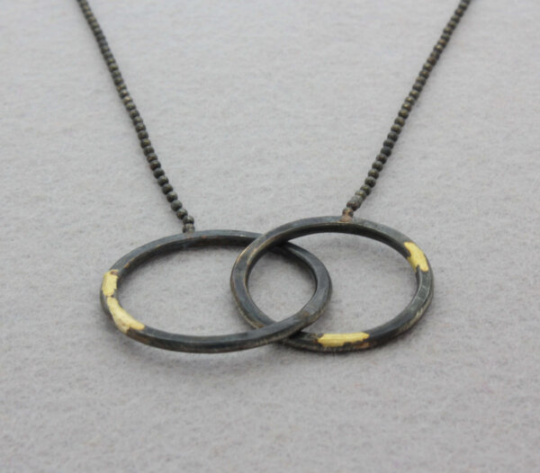 geoxideerd zilveren hanger met gouden accenten cirkels