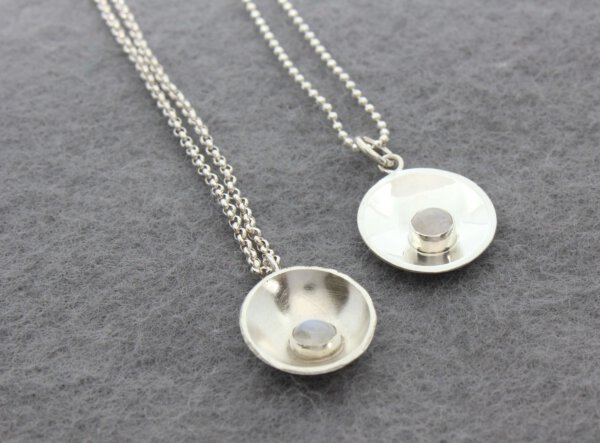collier met zilveren hanger met maansteen