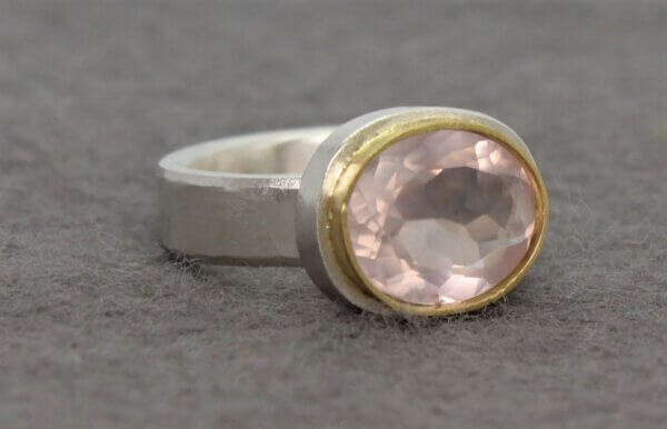 robuuste zilveren ring met facet geslepen rozenkwarts gezet in goud