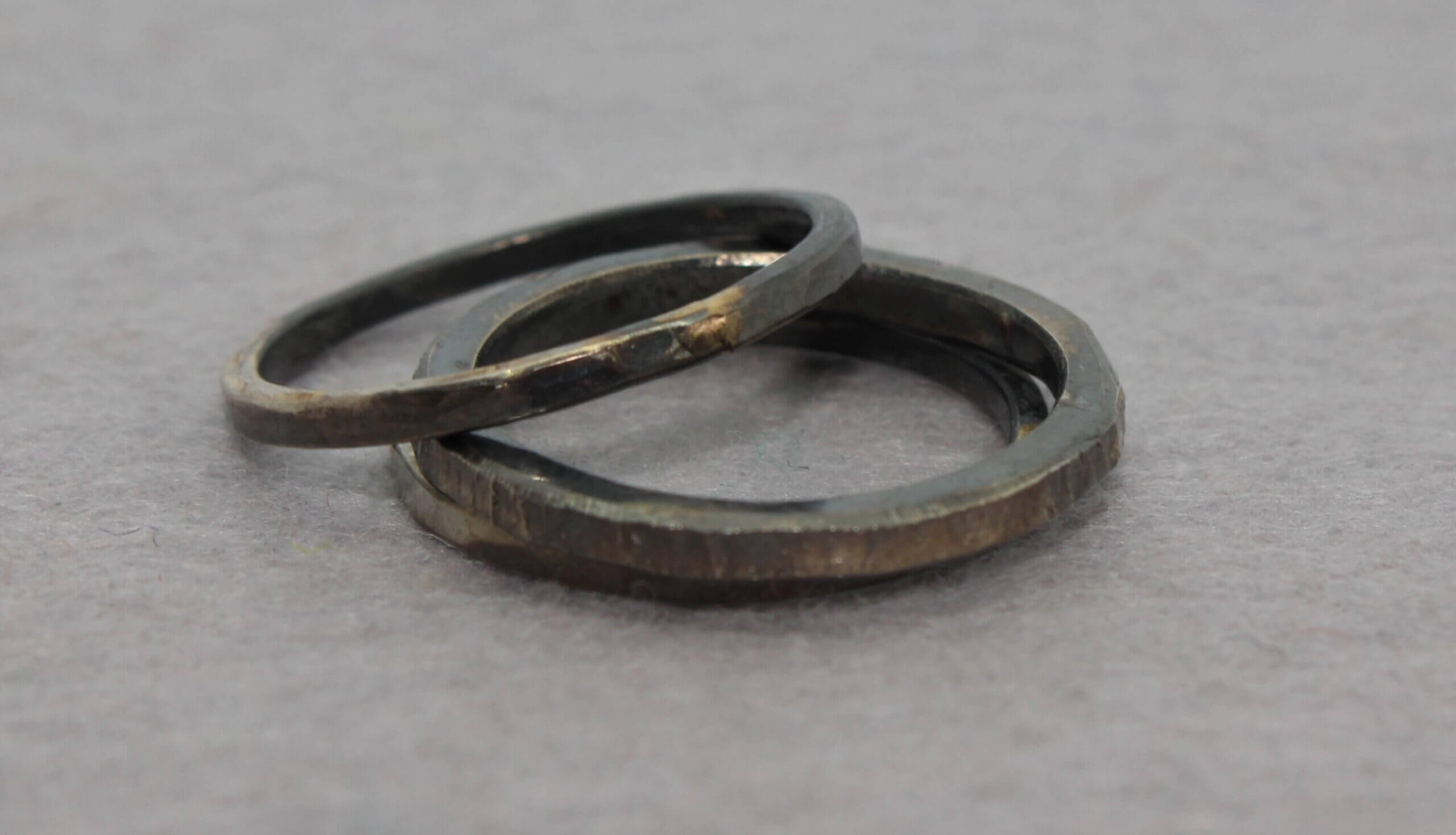 geoxideerde zilveren ringen met gouden accenten