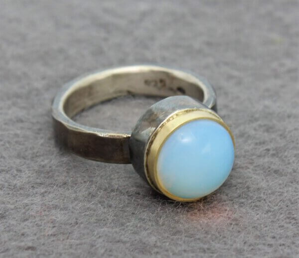 ring van geoxideerd zilver met opaliet in goud gezet