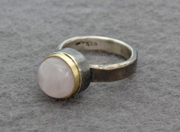 ring in geoxideerd zilver met rozenkwarts in goud gezet