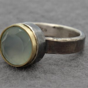 ring in geoxideerd zilver met chalcedoon in goud gezet