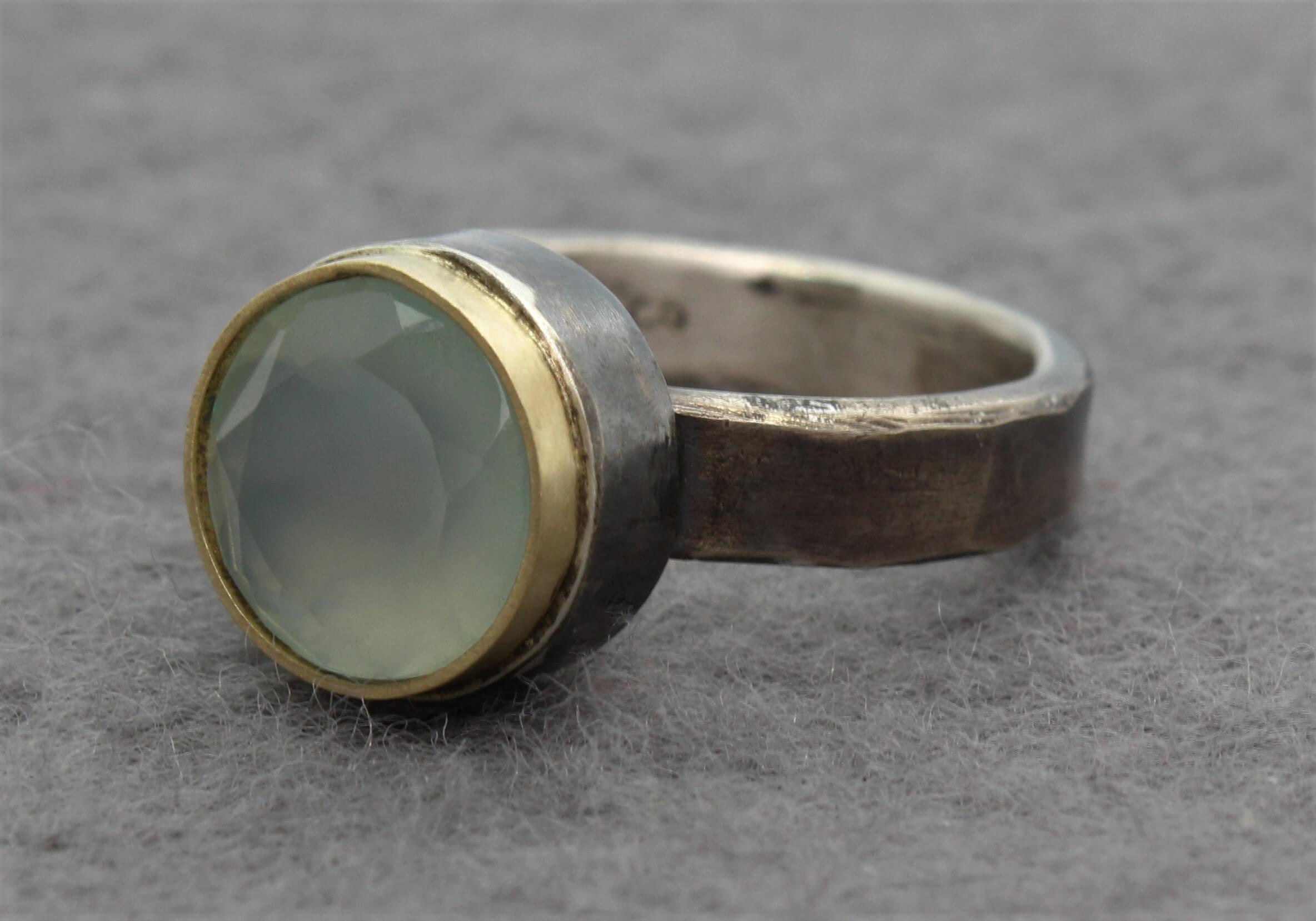 ring in geoxideerd zilver met chalcedoon in goud gezet