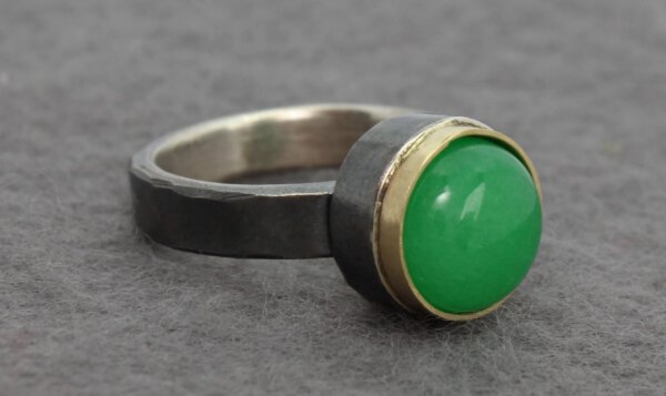 ring in geoxideerd zilver met aventurijn in goud gezet