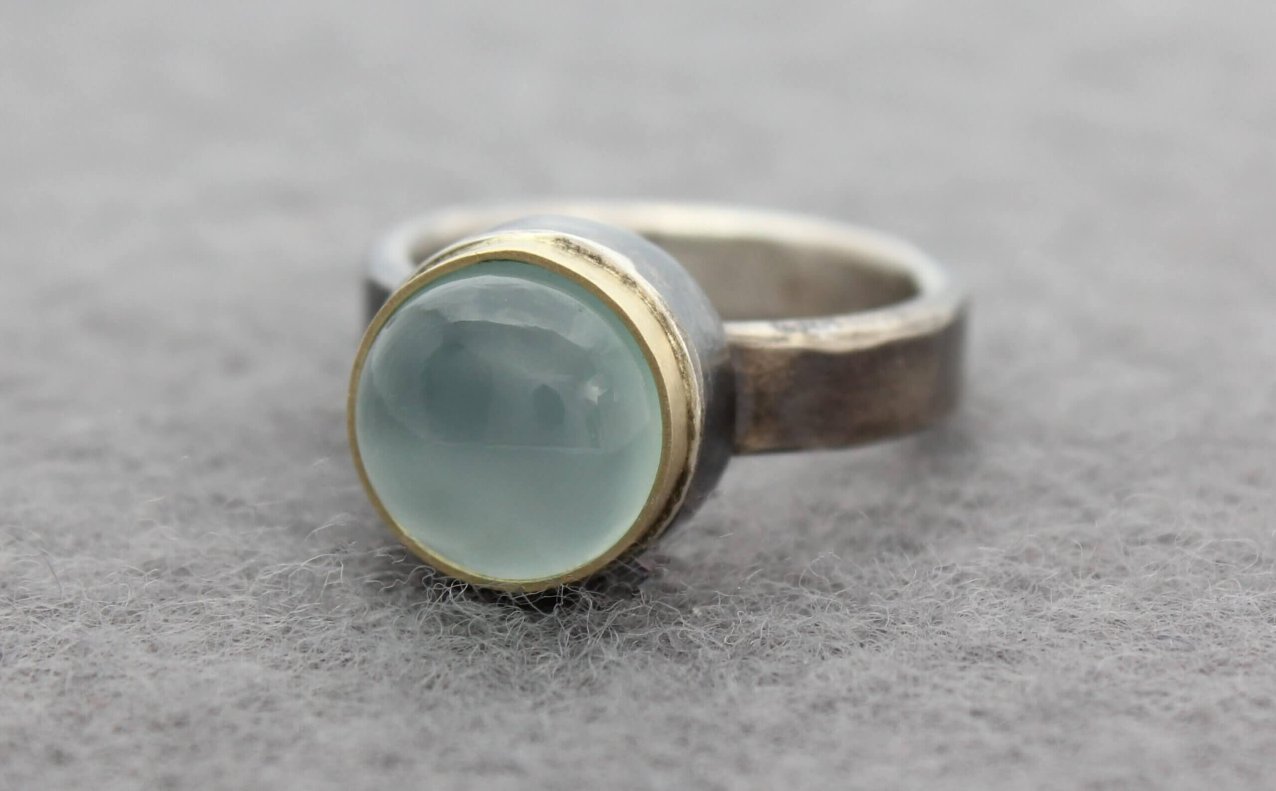 geoxideerd zilveren ring met chalcedoon